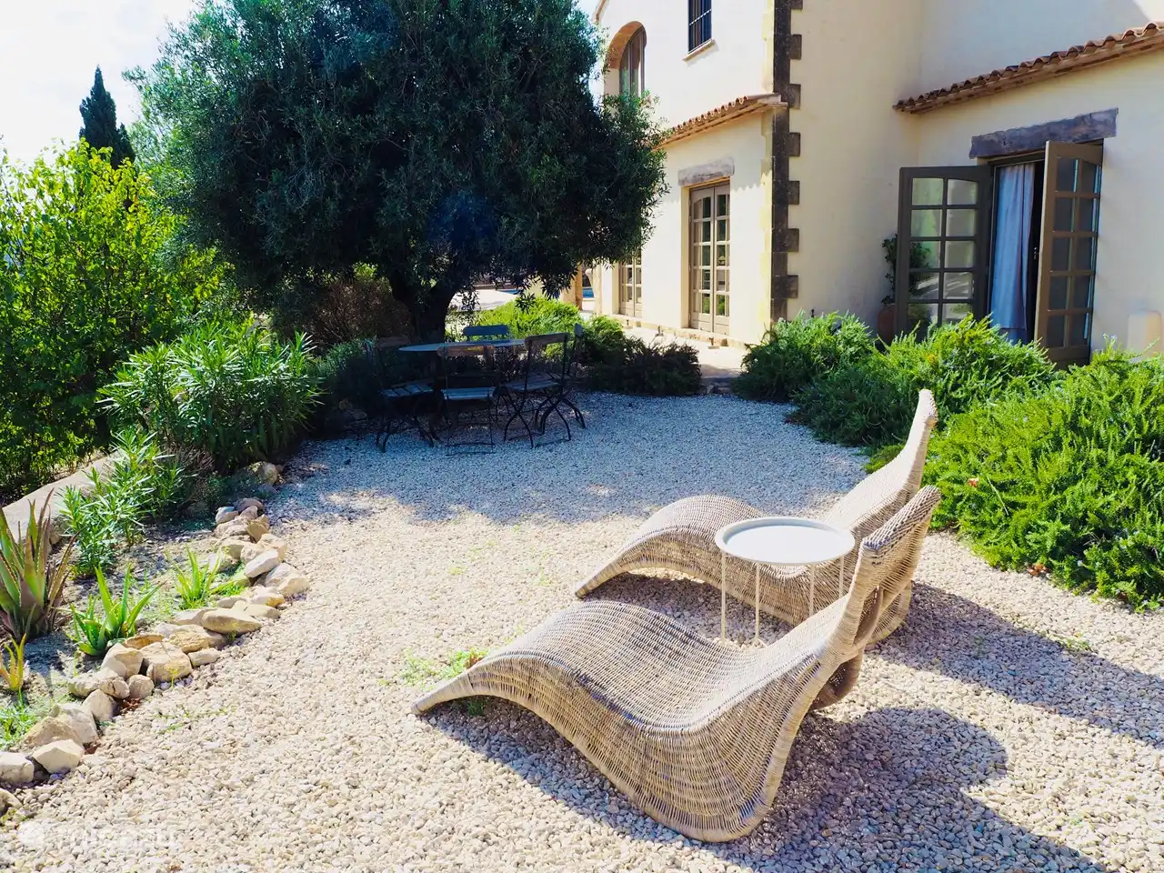 Sala de estar con vista al valle.
