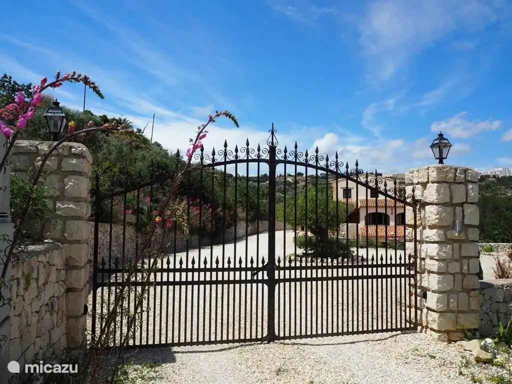 El camino de entrada con suficientes espacios de estacionamiento para sus autos y la puerta de entrada con control remoto Finca Jasmin.