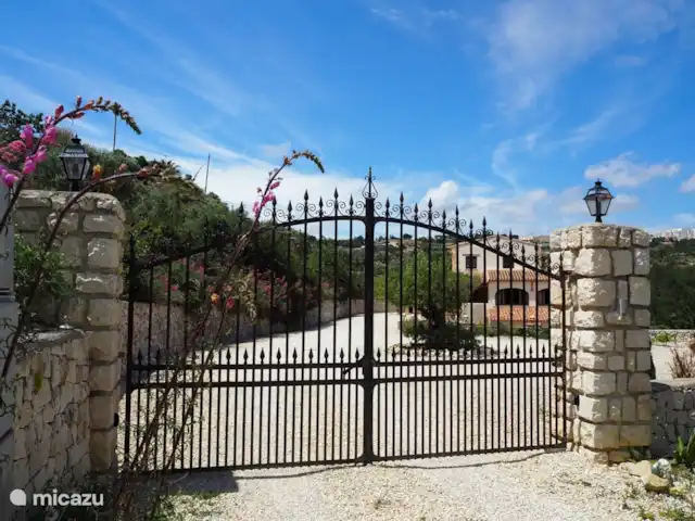 Boutique Finca Jasmin I | Espagne, Costa Blanca, Benissa - finca L'allée avec suffisamment de places de stationnement pour vos voitures et la porte d'entrée télécommandée Finca Jasmin.