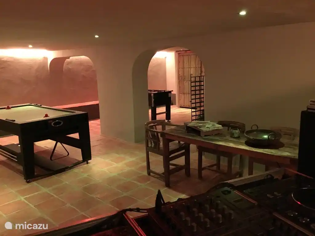 La mesa de billar y futbolín en el piso de entretenimiento.