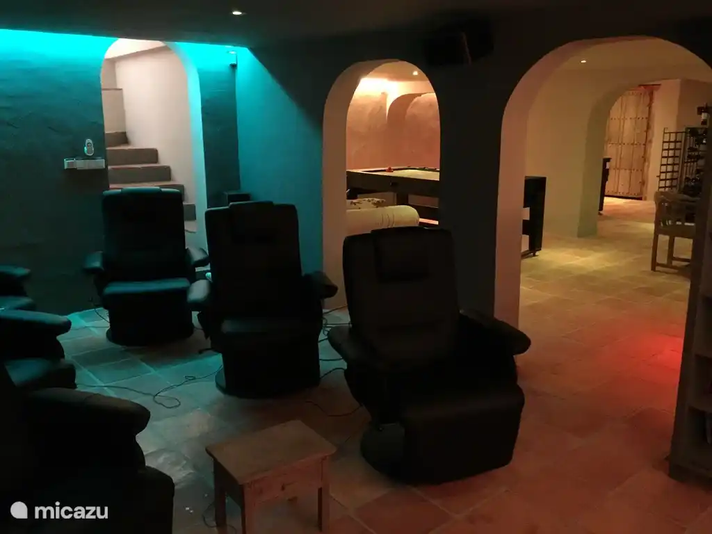 El área de entretenimiento con cine en casa, mesa de billar y discoteca. 