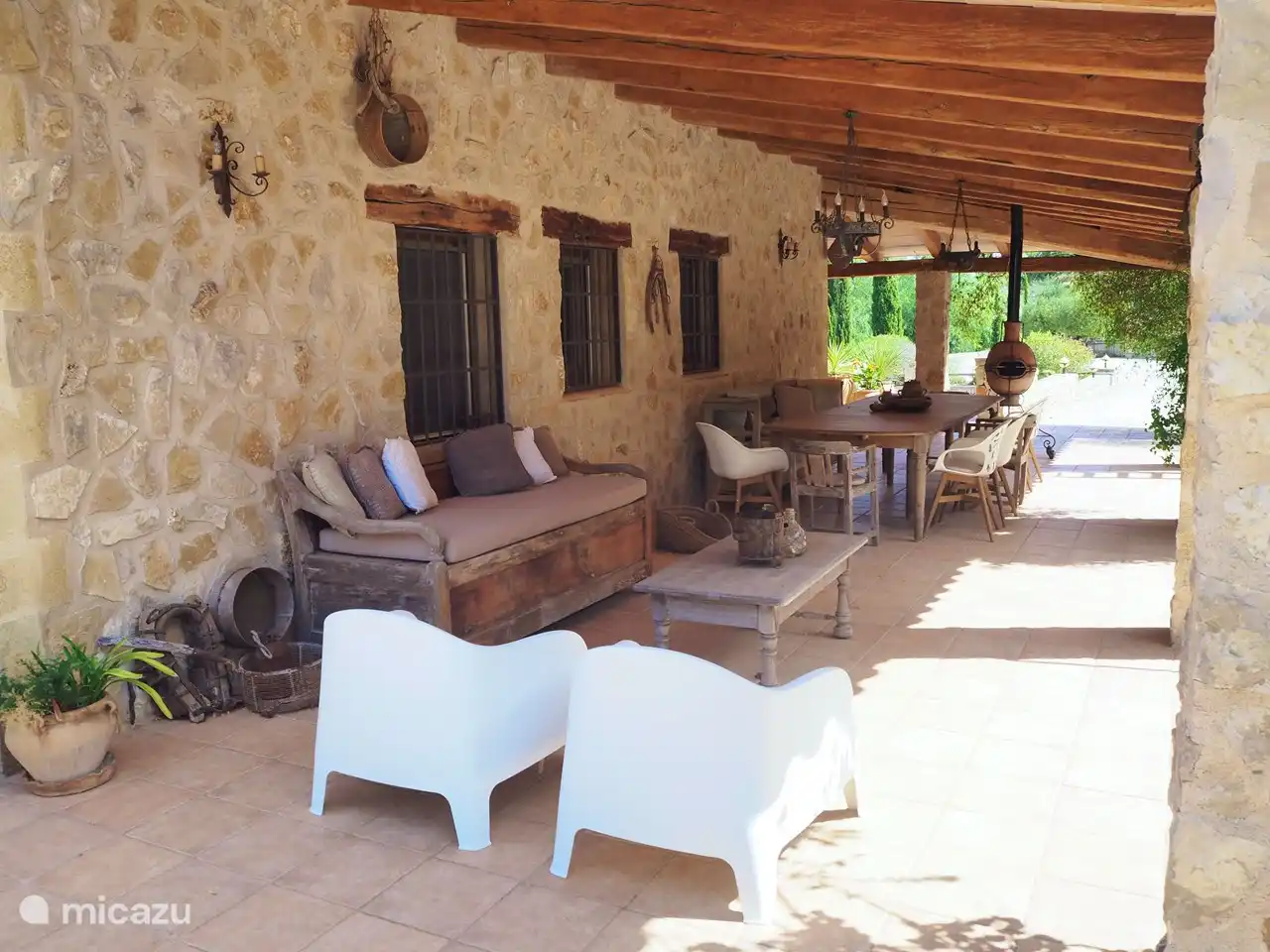 La naya cubierta con larga mesa de comedor y asientos en el salón 