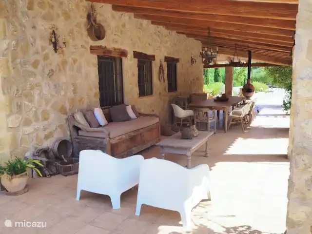 Boutique Finca Jasmin I | Espagne, Costa Blanca, Benissa - finca La naya couverte avec une longue table à manger et des sièges de salon