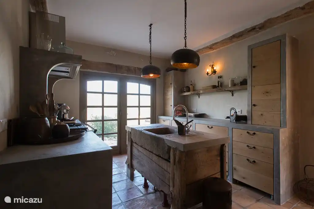 La cocina con un fregadero antiguo del norte de España. Trajimos el ataúd de los Países Bajos y es de 1870.