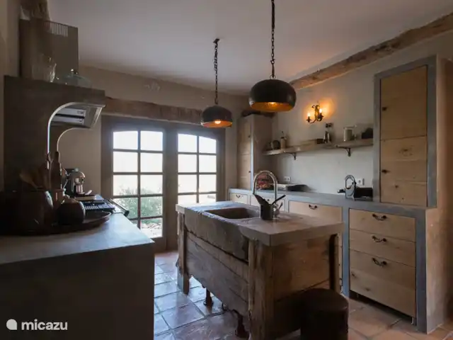 Boutique Finca Jasmin I | Espagne, Costa Blanca, Benissa - finca La cuisine avec un évier antique du nord de l'Espagne. Nous avons apporté la boîte des Pays-Bas et elle date de 1870.
