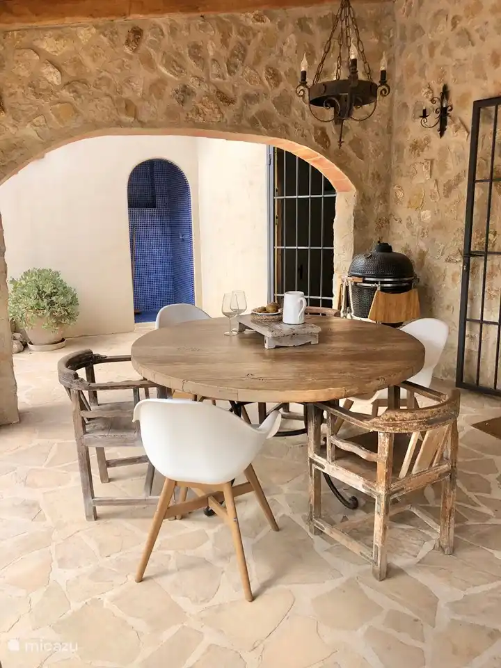 El asiento bajo la naya junto a la piscina