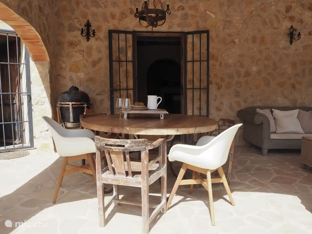 El asiento bajo la naya con kamadoo bbq.