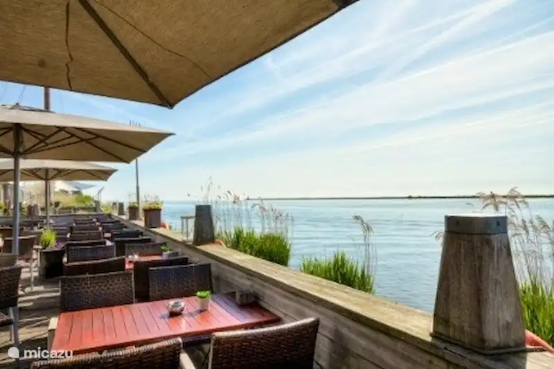 woonboot enkhuizen cer jacht woonboot zeilboot aan het ijsselmeer in woonboot enkhuizen cer jacht woonboot zeilboot aan het ijsselmeer in