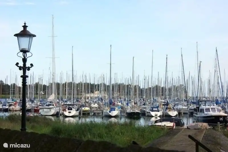 woonboot enkhuizen cer jacht woonboot zeilboot aan het ijsselmeer in woonboot enkhuizen cer jacht woonboot zeilboot aan het ijsselmeer in