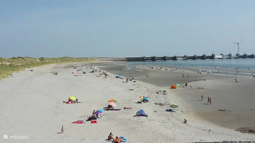 Strand met de Oosterscheldekering op de achtergrond