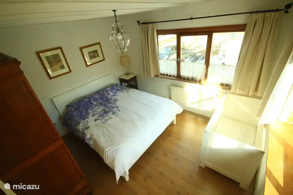 Dormitorio 1 (1er piso): Una cama doble king-size + una cuna para el peque&#241;o