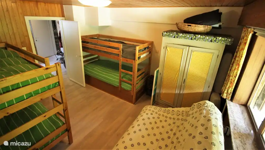 El dormitorio 3 tiene 3 literas y un sof&#225;.