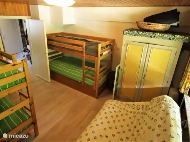Villa Vencimont en Bélgica, Ardenas, Vencimont  - casa vacacional El dormitorio 3 tiene 3 literas y un sofá.