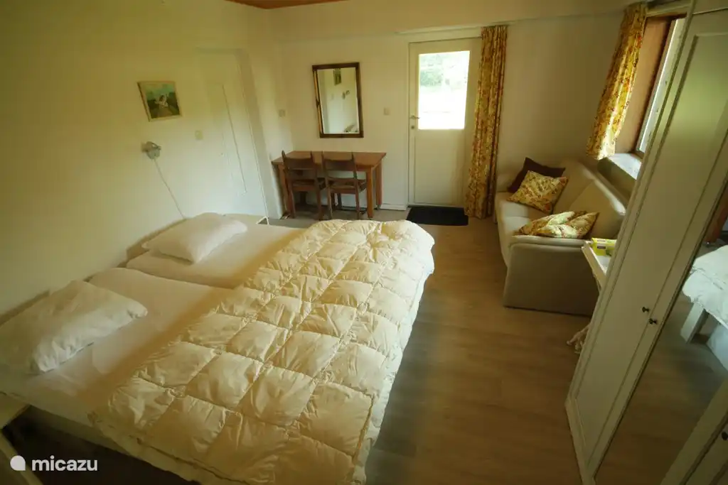 Dormitorio 4 con cama doble, sof&#225; y cafetera y tetera