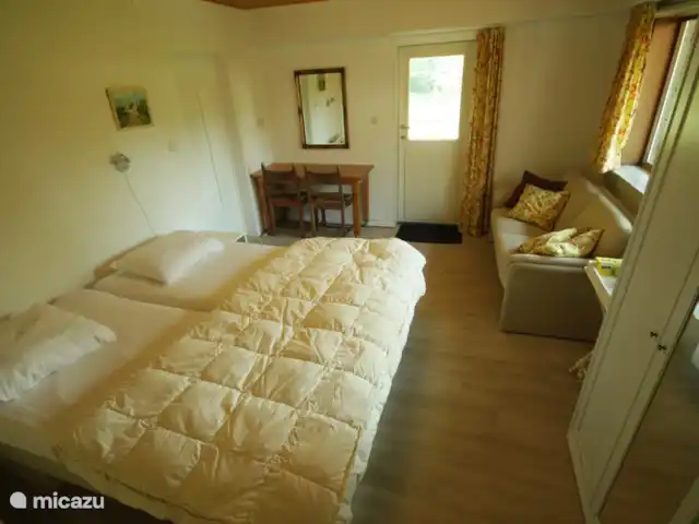 Villa Vencimont en Bélgica, Ardenas, Vencimont  - casa vacacional Dormitorio 4 con cama doble, sofá y cafetera y tetera