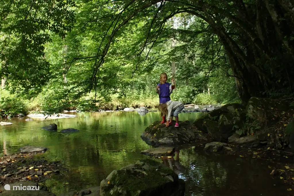 a lo largo del r&#237;o 10 minutos a pie