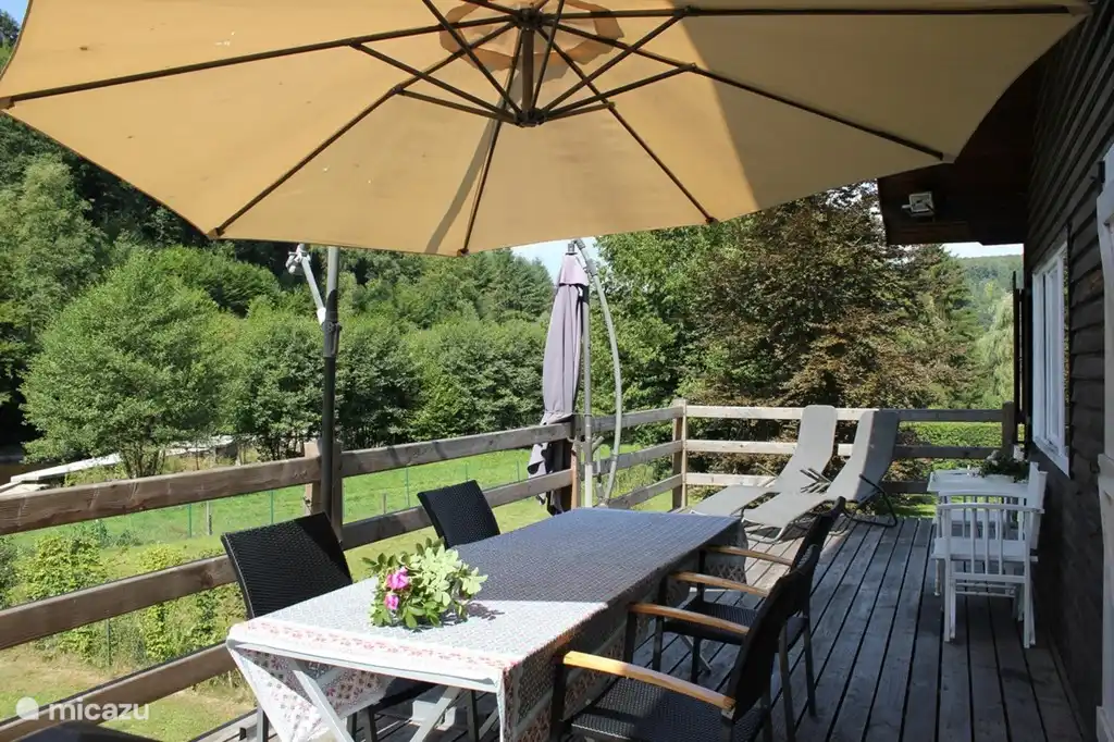 es encantador en el porche