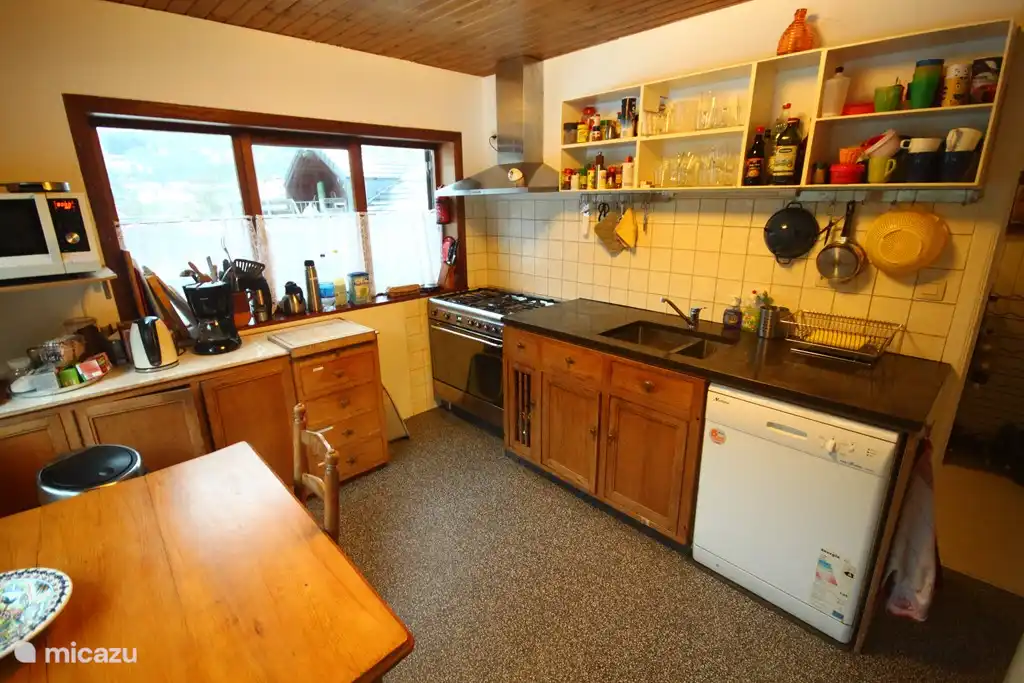 La cocina: cocina a gas de 5 fuegos, horno SMEG (muy grande), lavavajillas, y todo lo que tendr&#237;as en casa.