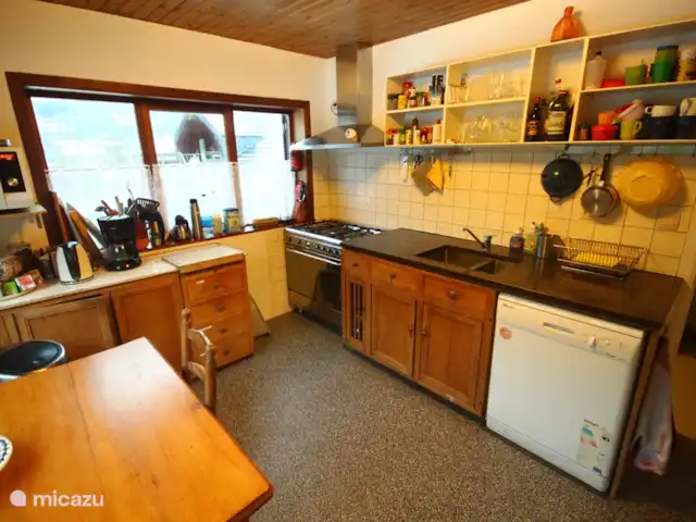Villa Vencimont en Bélgica, Ardenas, Vencimont  - casa vacacional La cocina: cocina a gas de 5 fuegos, horno SMEG (muy grande), lavavajillas, y todo lo que tendrías en casa.