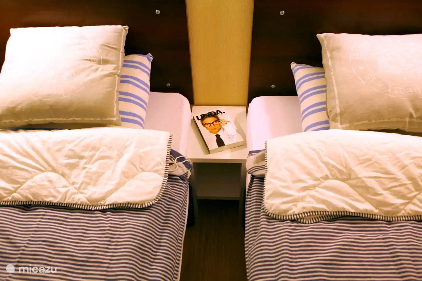 Dormitorio dos con dos camas individuales (80 cm de ancho) (también se pueden juntar para una cama doble).
En la esquina, un armario con espacio para colgar / colocar, encima de las camas, un armario.
Una persiana enrollable para la ventana para mantener alejados a los bichos.