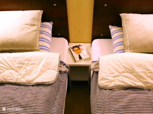 Pampelonne mobilhome aan het strand huren in Frankrijk, Côte d´Azur, Ramatuelle - stacaravan Slaapkamer twee met twee eenpersoonsbedden (80 cm breed) (kunnen ook aan elkaar worden geschoven voor 2 persoonsbed).
In de hoek een kledingkast met hang/leg ruimte, boven de bedden een legkast.
Een hor rolgordijn voor het raam om het ongedierte buiten te houden.
