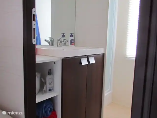 Pampelonne mobilhome aan het strand huren in Frankrijk, Côte d´Azur, Ramatuelle - stacaravan Badkamer twee met wastafel, kastruimte en doucheruimte.