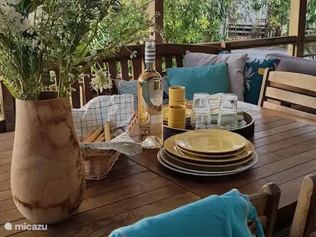 Pampelonne mobilhome aan het strand huren in Frankrijk, Côte d´Azur, Ramatuelle - stacaravan veranda met eettafel