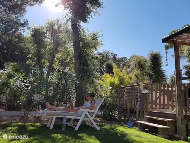 Pampelonne mobilhome aan het strand huren in Frankrijk, Côte d´Azur, Ramatuelle - stacaravan voor de mobilhome ligt een (kunst)grasveldje.