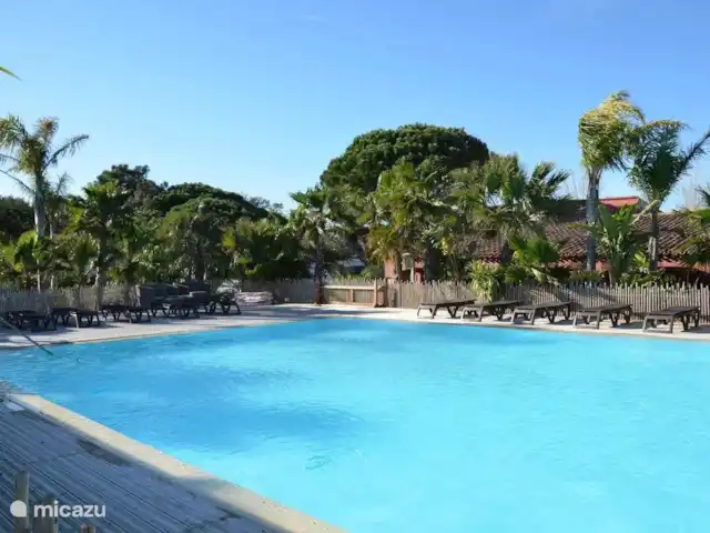 Pampelonne mobilhome aan het strand huren in Frankrijk, Côte d´Azur, Ramatuelle - stacaravan Verwarmd zwembad op Toison D'or waar veel activiteiten worden georganiseerd voor alle leeftijden. (aquajoggen, spelletjes voor de jeugd, disco uurtje voor de tieners, 'Zenn'uur alleen voor 16+, etc.)