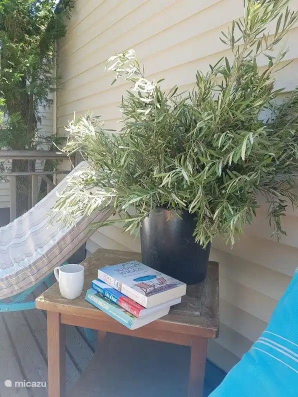 Un momento para ti mismo con un libro y una taza de café o té 