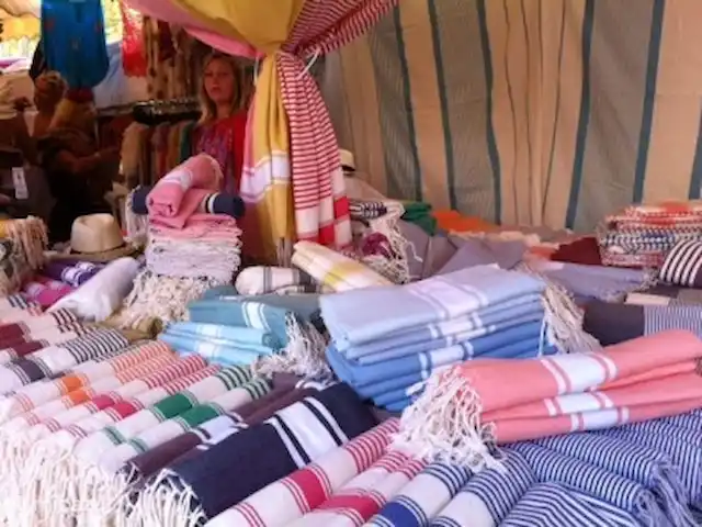 Pampelonne mobilhome aan het strand huren in Frankrijk, Côte d´Azur, Ramatuelle - stacaravan Iedere dinsdag en zaterdag markt in St.Tropez