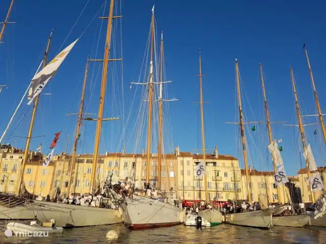 Pampelonne mobilhome aan het strand huren in Frankrijk, Côte d´Azur, Ramatuelle - stacaravan boten in oude haven Saint Tropez