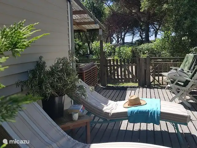 Pampelonne mobilhome aan het strand huren in Frankrijk, Côte d´Azur, Ramatuelle - stacaravan door de extra ruimte op de veranda is er nog plaats voor heerlijke ligbedden