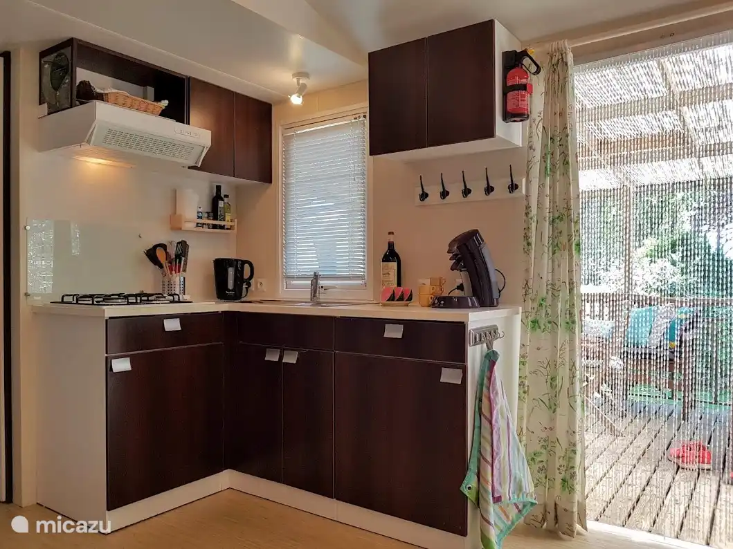 Cocina sencilla pero completa con cocina de gas de 4 fuegos, campana extractora, frigorífico grande con congelador, hervidor y cafetera (Nespresso)
La cocina está totalmente equipada para 6 personas.