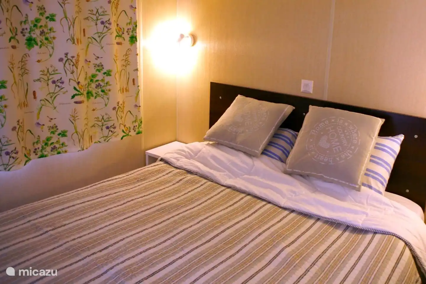 Dormitorio 1 con cama de matrimonio (140 de ancho), armarios con espacio para colgar y guardar cosas y acceso directo al baño en suite con ducha, lavabo e inodoro.