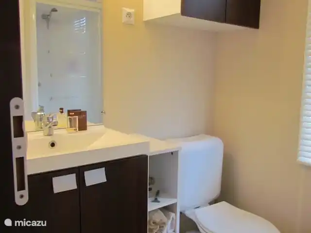 Pampelonne mobilhome aan het strand huren in Frankrijk, Côte d´Azur, Ramatuelle - stacaravan Badkamer behorend bij slaapkamer 1 met wastafel, kastruimte, toilet en douche.