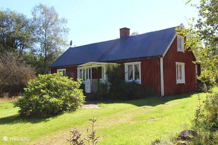The front of the house seen from the parking space