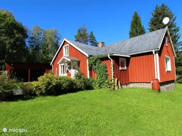 vakantiehuis huren in Zweden, Småland, Vägla (tussen Markaryd en Hallaryd) – Ellefors Achterkant van het huis, bijgebouw en terras.