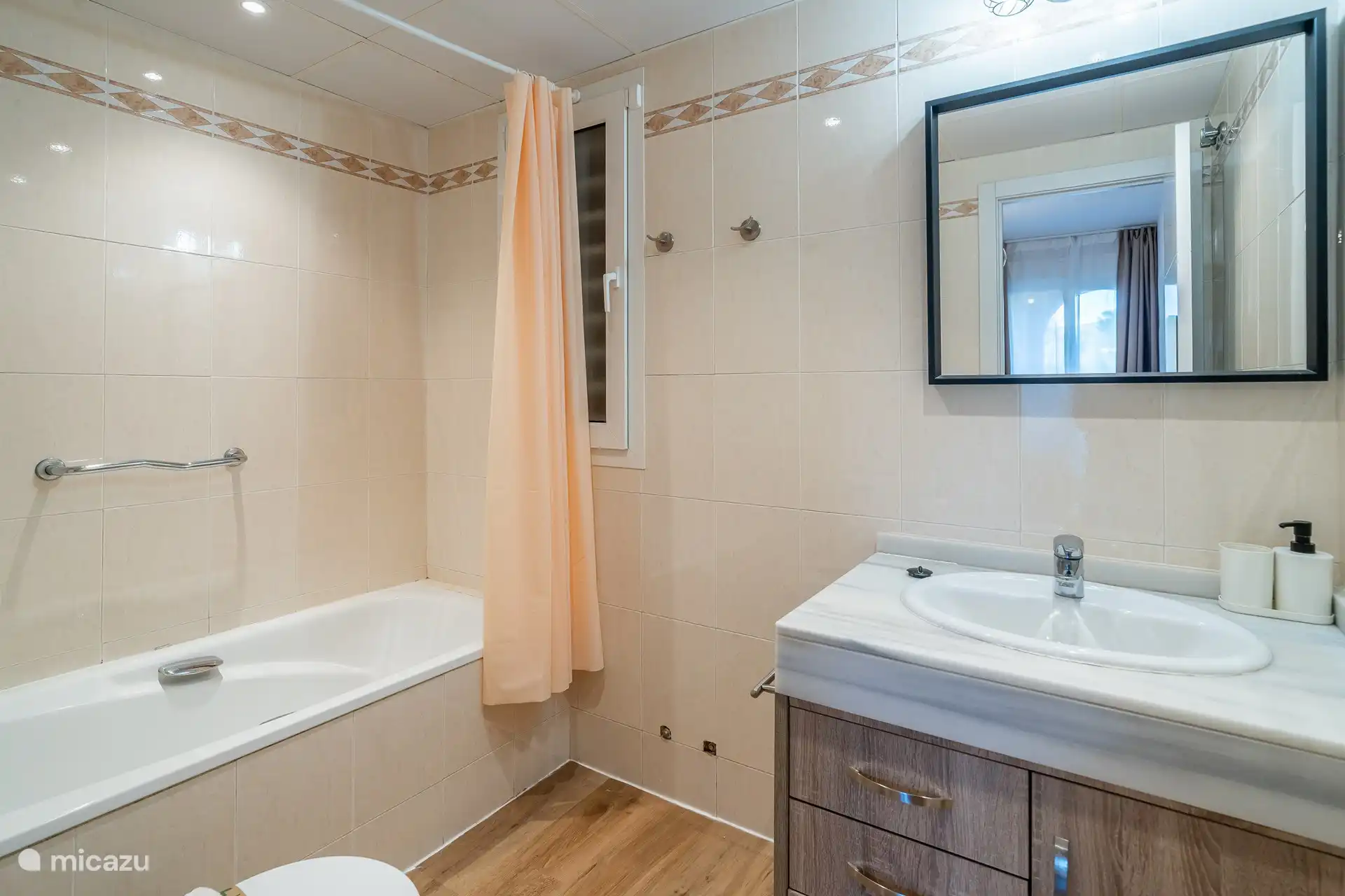 Privates Badezimmer mit Badewanne.