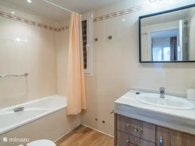 Casa Vela en España, Costa del Sol, Benalmádena - apartamento Baño privado con bañera.