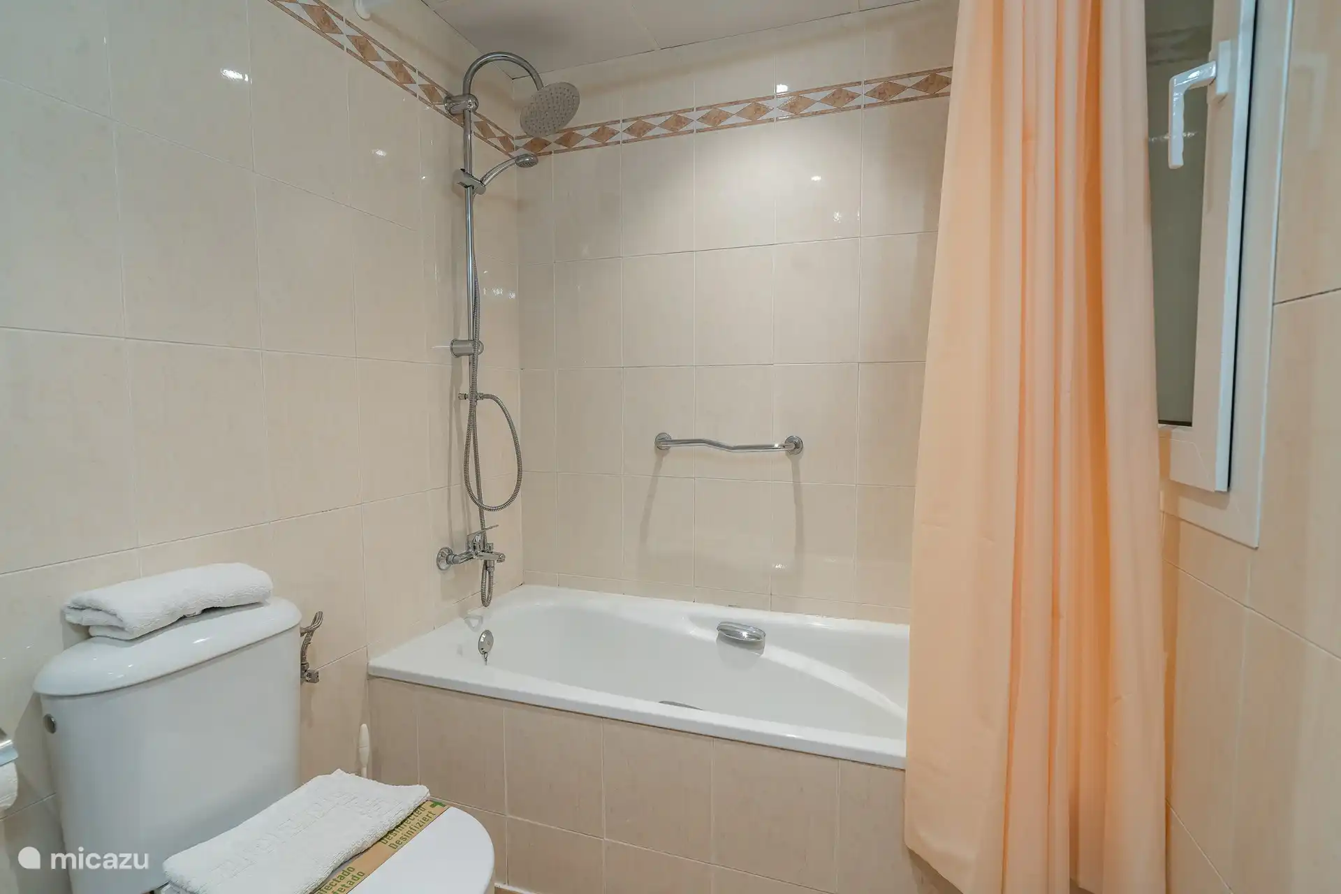 Komplettes Badezimmer.