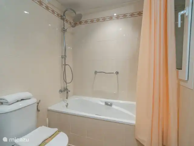 Casa Vela en España, Costa del Sol, Benalmádena - apartamento Baño completo.