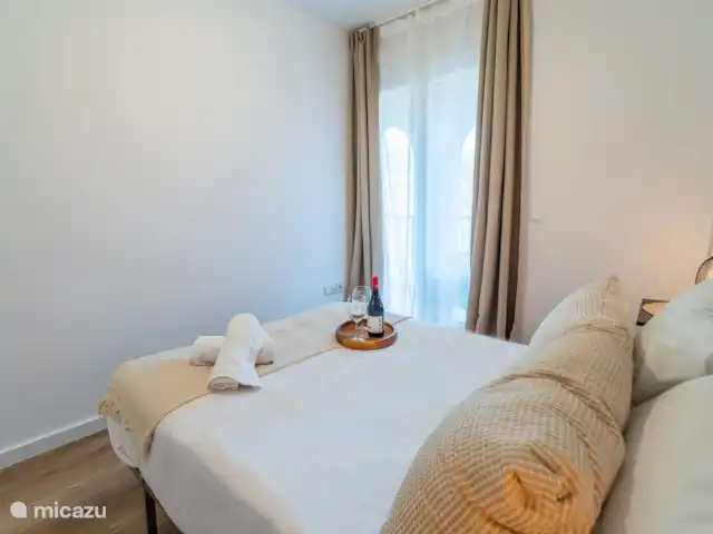 Casa Vela en España, Costa del Sol, Benalmádena - apartamento Dormitorio con cama de matrimonio y acceso a la terraza.