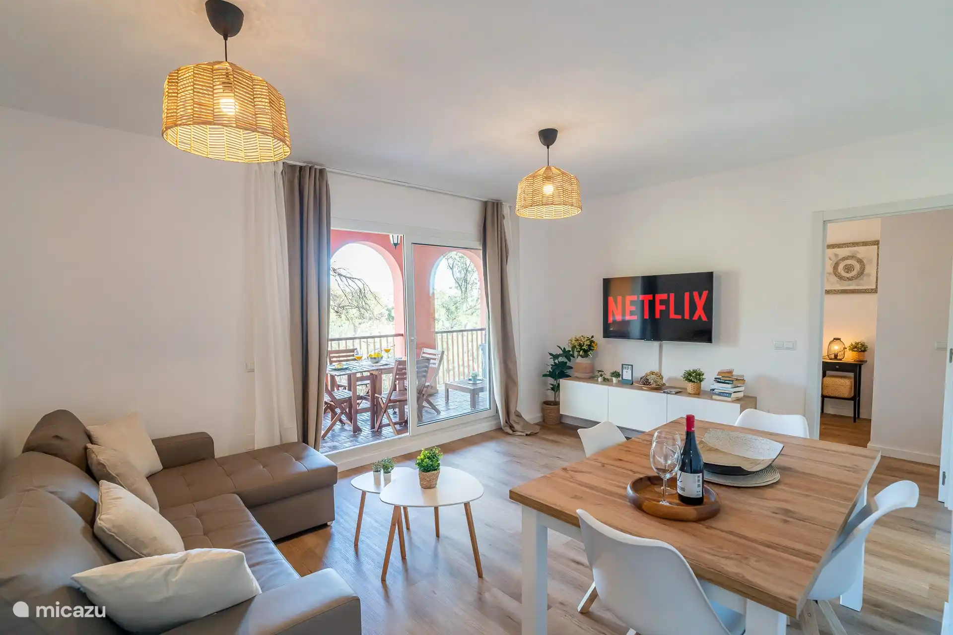 Schönes und geräumiges Wohnzimmer mit Doppelschlafsofa. 