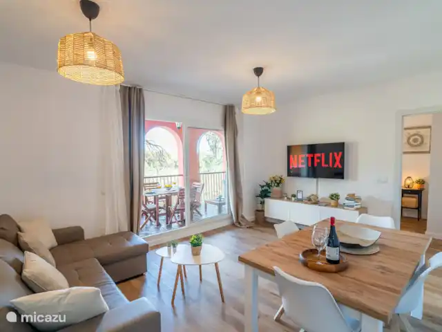 Casa Vela en España, Costa del Sol, Benalmádena - apartamento Precioso y amplio salón comedor con sofá cama doble.