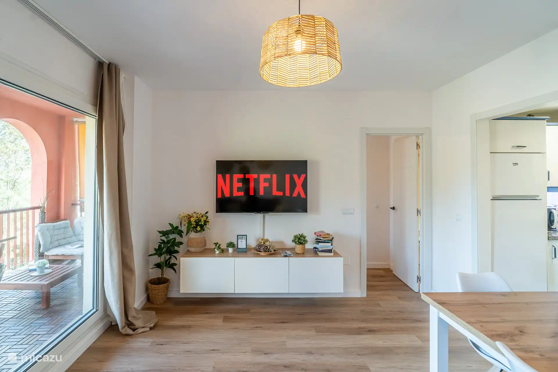 All-inclusive-Smart-TV.