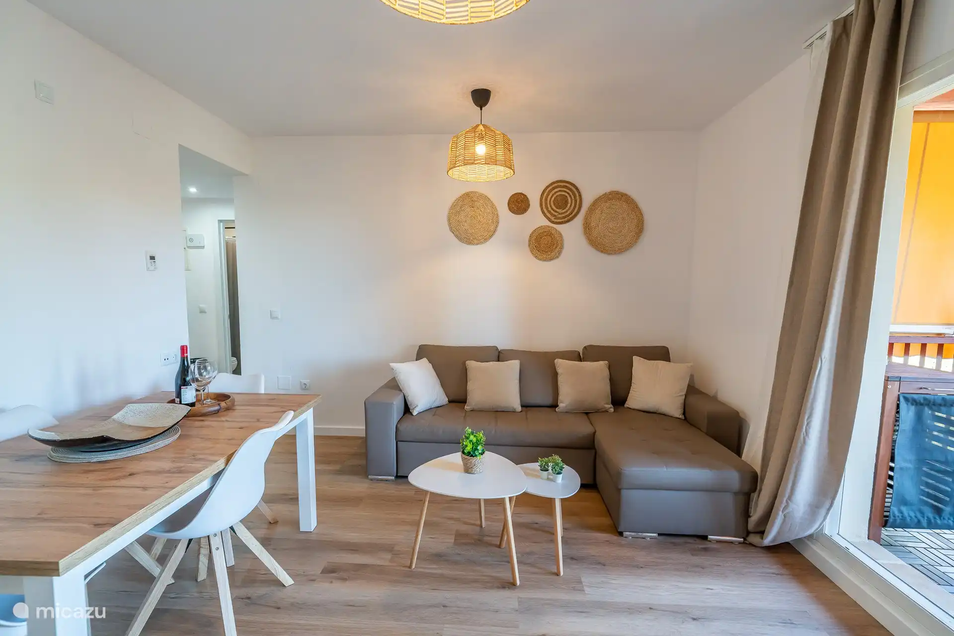 Schönes, geräumiges Wohn-/Esszimmer mit Terrassentüren zur schönen Terrasse. 