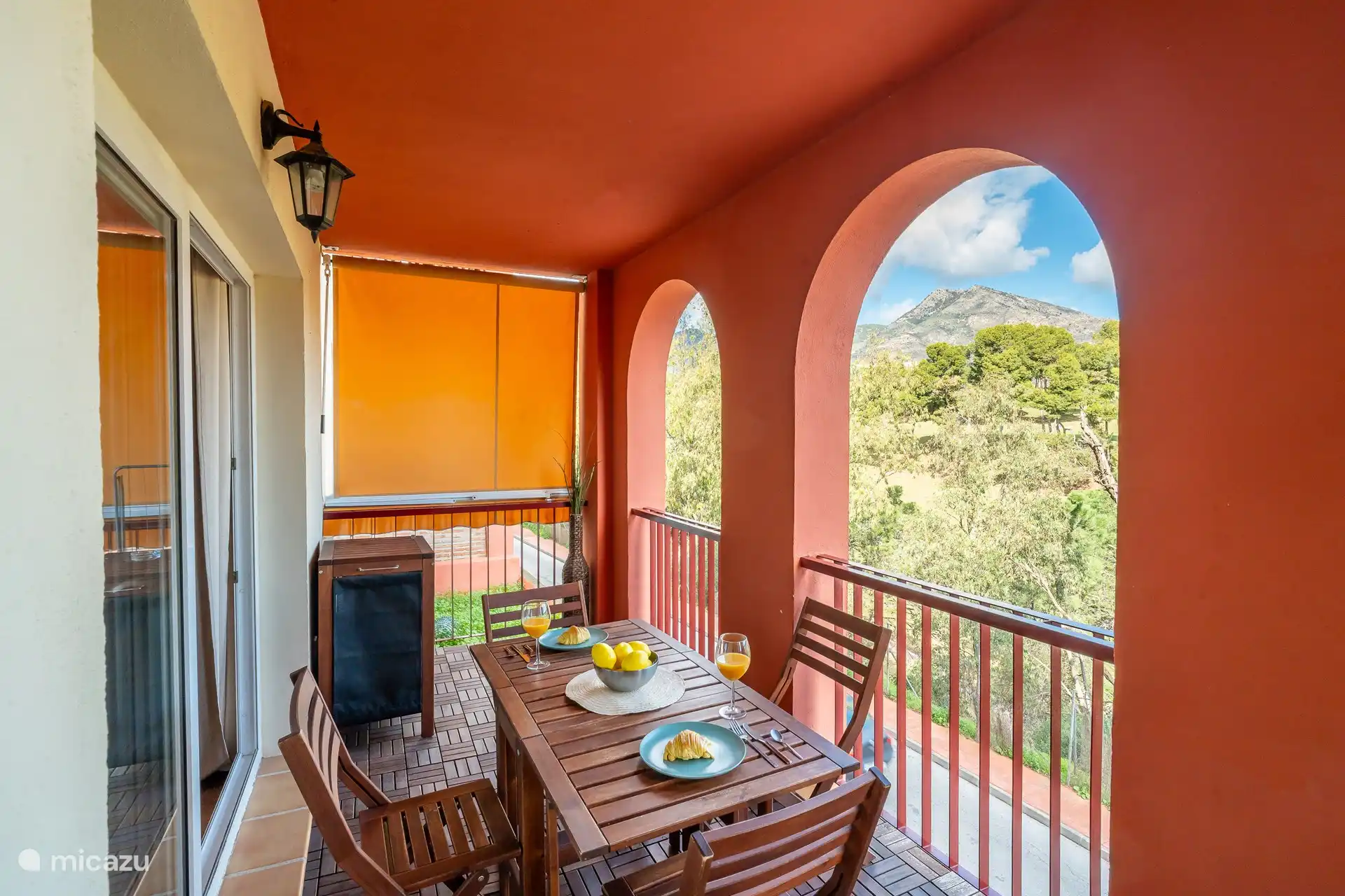 Blick durch die Bögen auf die Terrasse der Casa Vela!