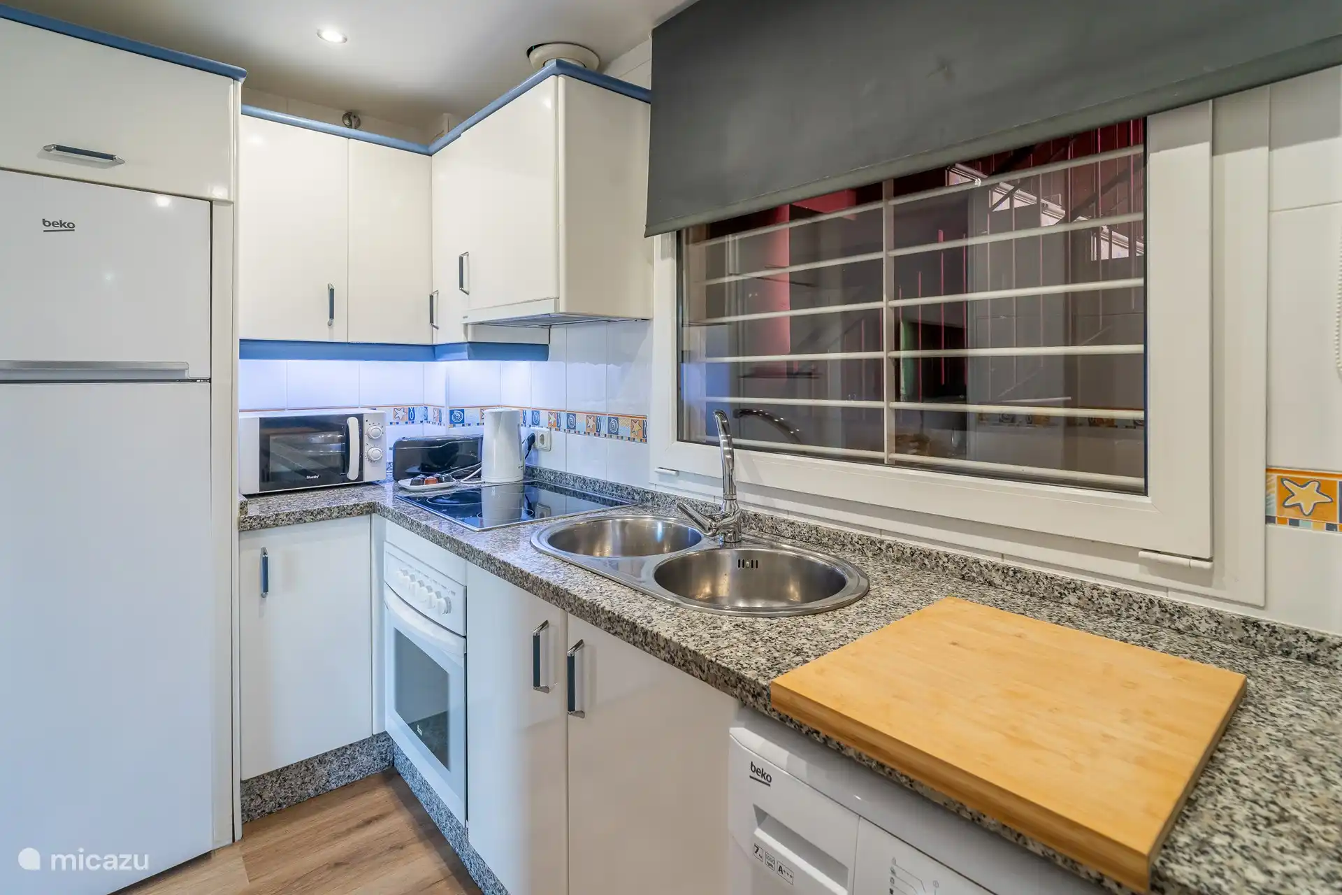 Voll ausgestattete Küche.