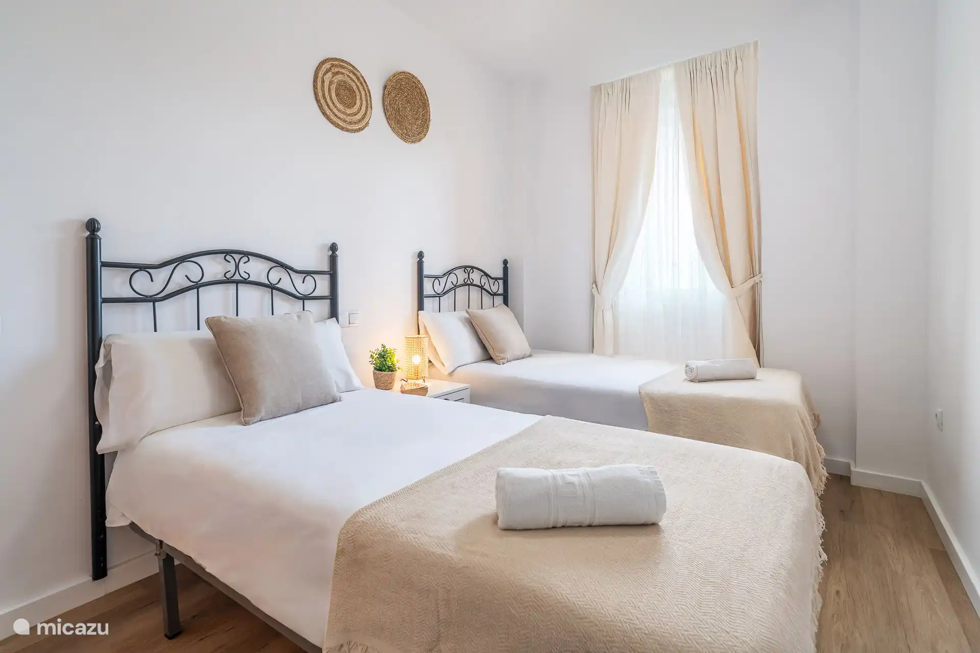 Zweites Schlafzimmer mit Doppelbetten.